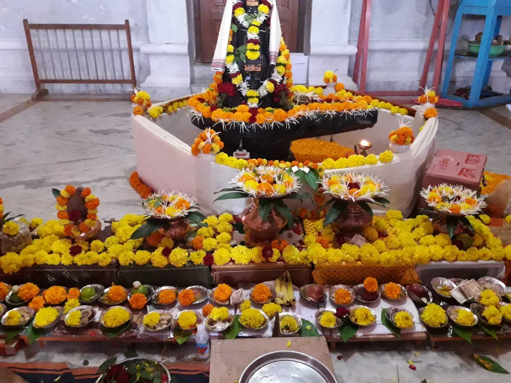 Shivling decorated with marigold flowers and kalash for Mahamrityunjay Jaap puja